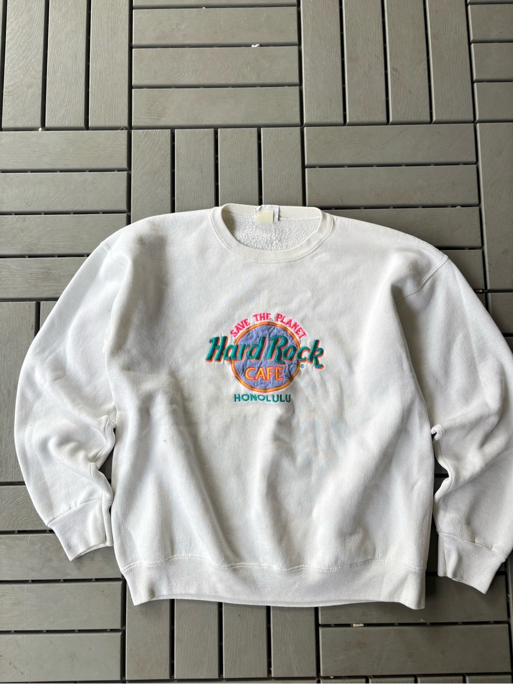 Hard Rock Cafe 1990s White Crewneck Sweatshirt with Colorful Embroidered Logo